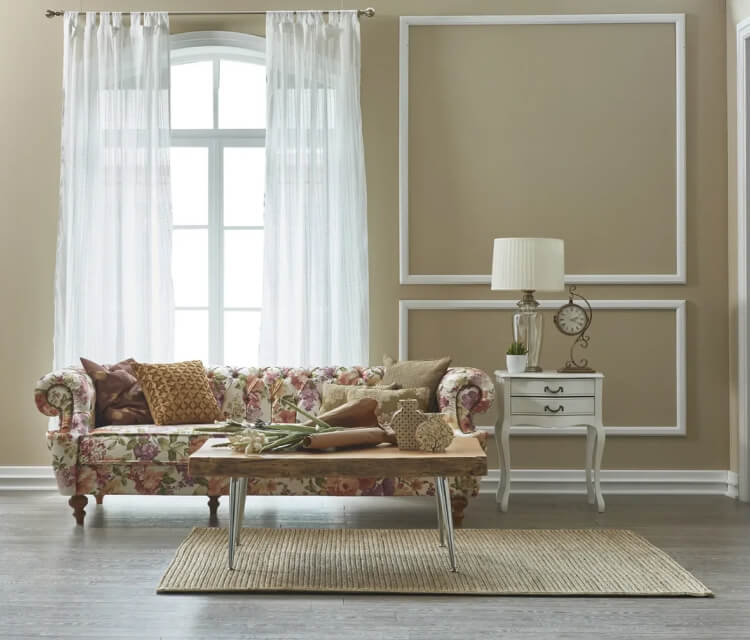 Деревянные окна с фальш-накладками в интерьере