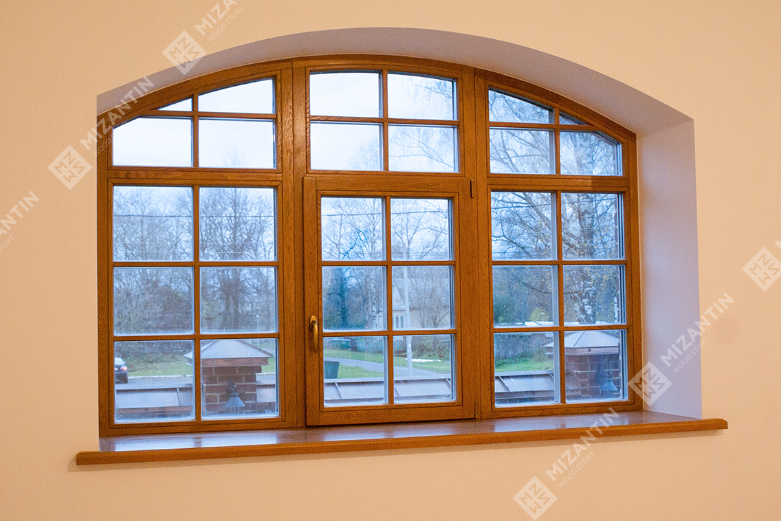 Арочное окно из дуба для загородного дома. Производство MIZANTIN