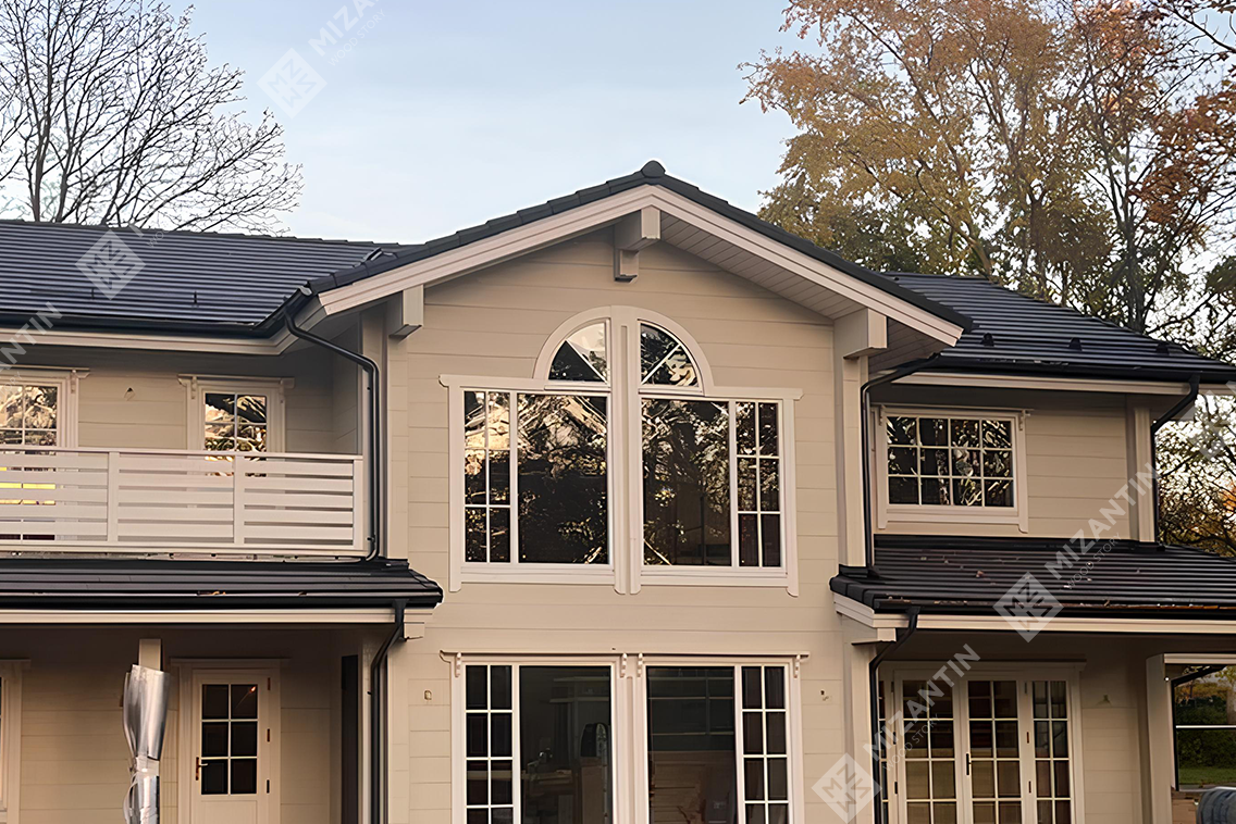 Фасад коттеджа с комбинированными окнами с элементами арок. Производство MIZANTIN