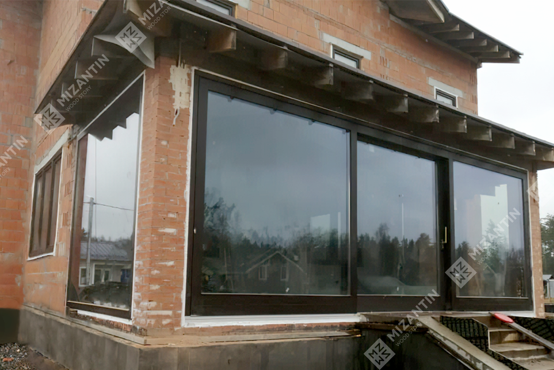 Панорамное остекление веранды портальными системами из дерева от MIZANTIN