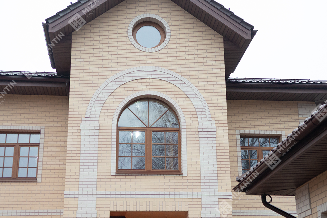 Дубовые арочные окна на фасаде загородного дома. Производство MIZANTIN