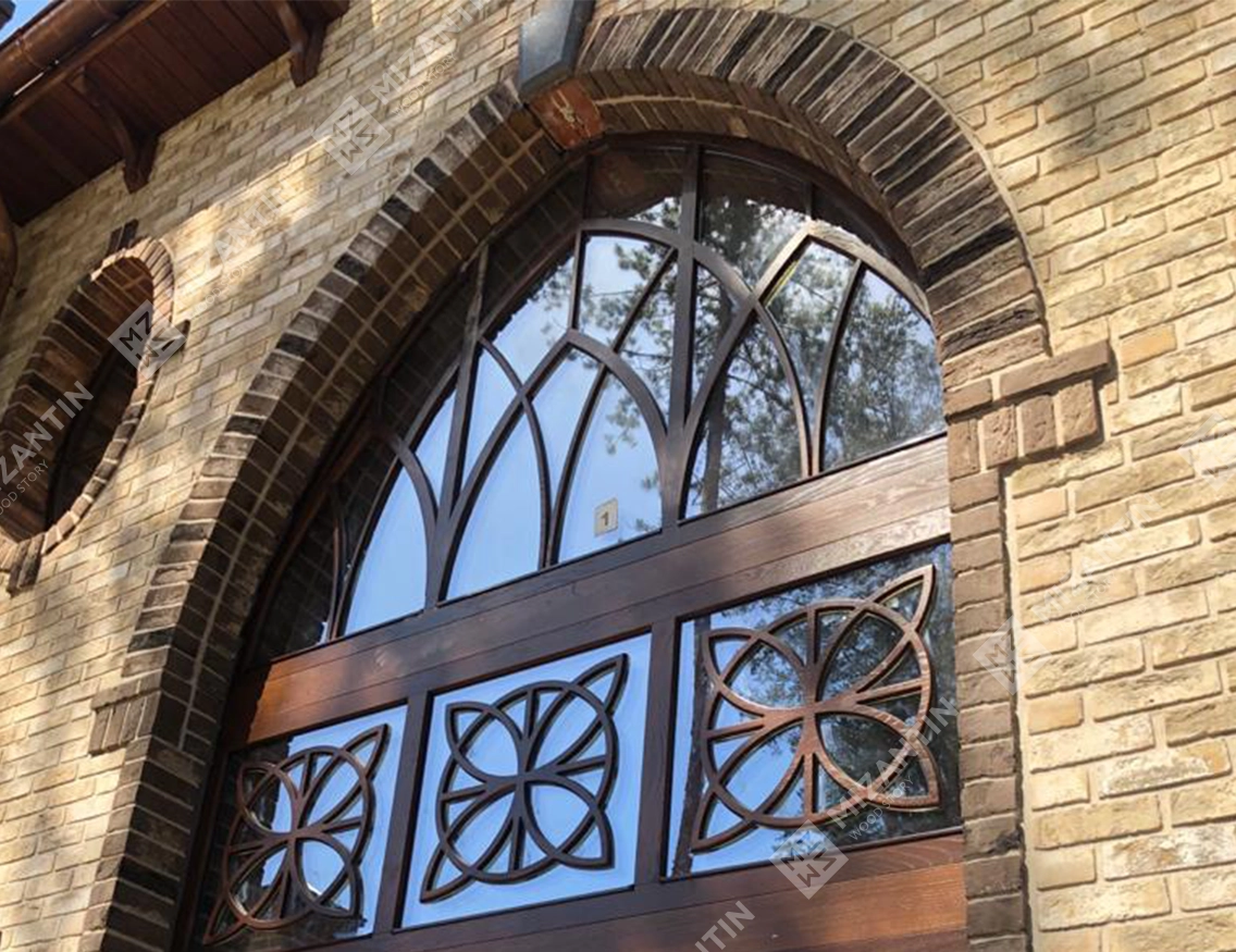 Деревянные арочные окна от производителя Mizantin с декором из ажурных фальш-накладок