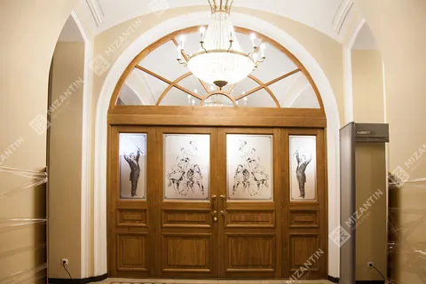 Тамбурные двери из дуба со стеклянным заполнением для здания Большого Санкт-Петербургского государственного цирка от Mizantin