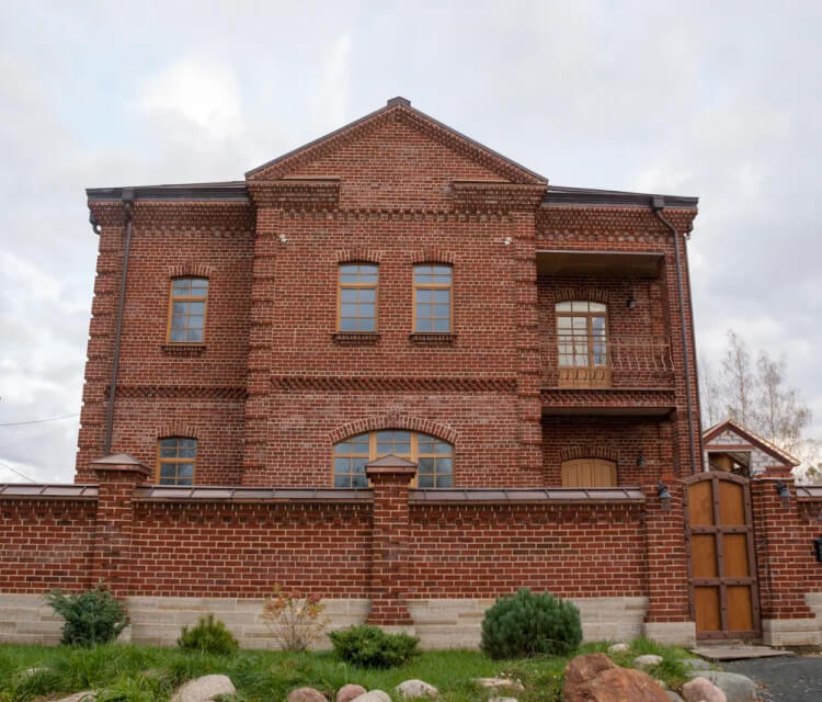 Окна из дерева в загородный дом