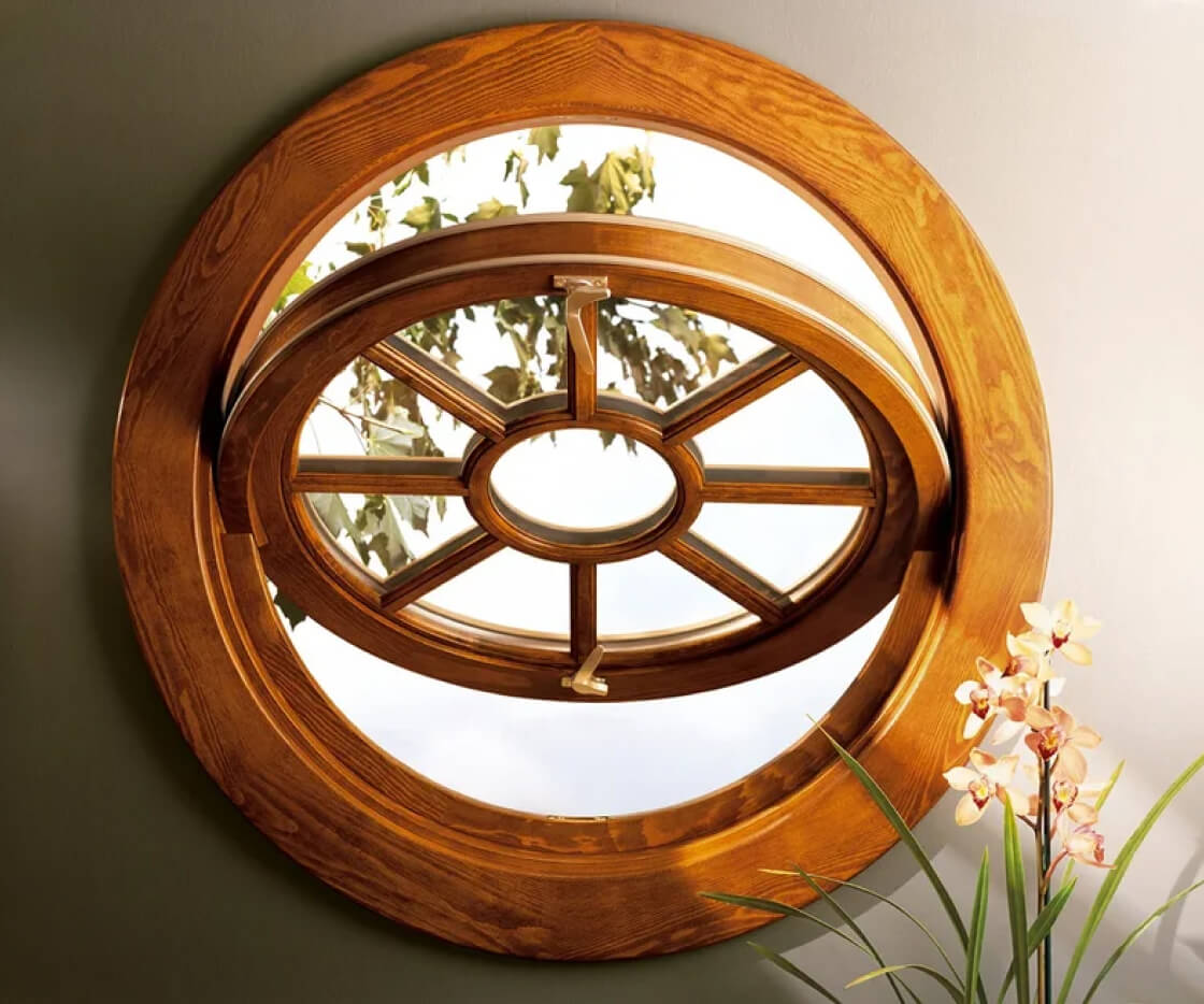 Круглое деревянное окно